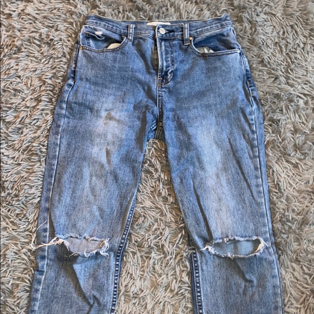 Skinny jeans with rips on Knees